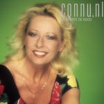 09-06-1993 Bonnie St. Clair at studio in Amsterdam. Photo: Govert de Roos/Connu

[keywords]Half Length, Eyecontact[/keywords]